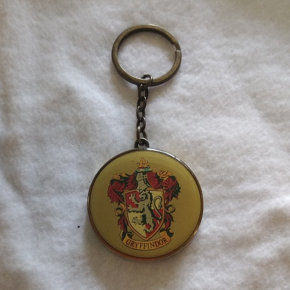 Gryffindor Keychain with Crest & 9 3/4 Platform